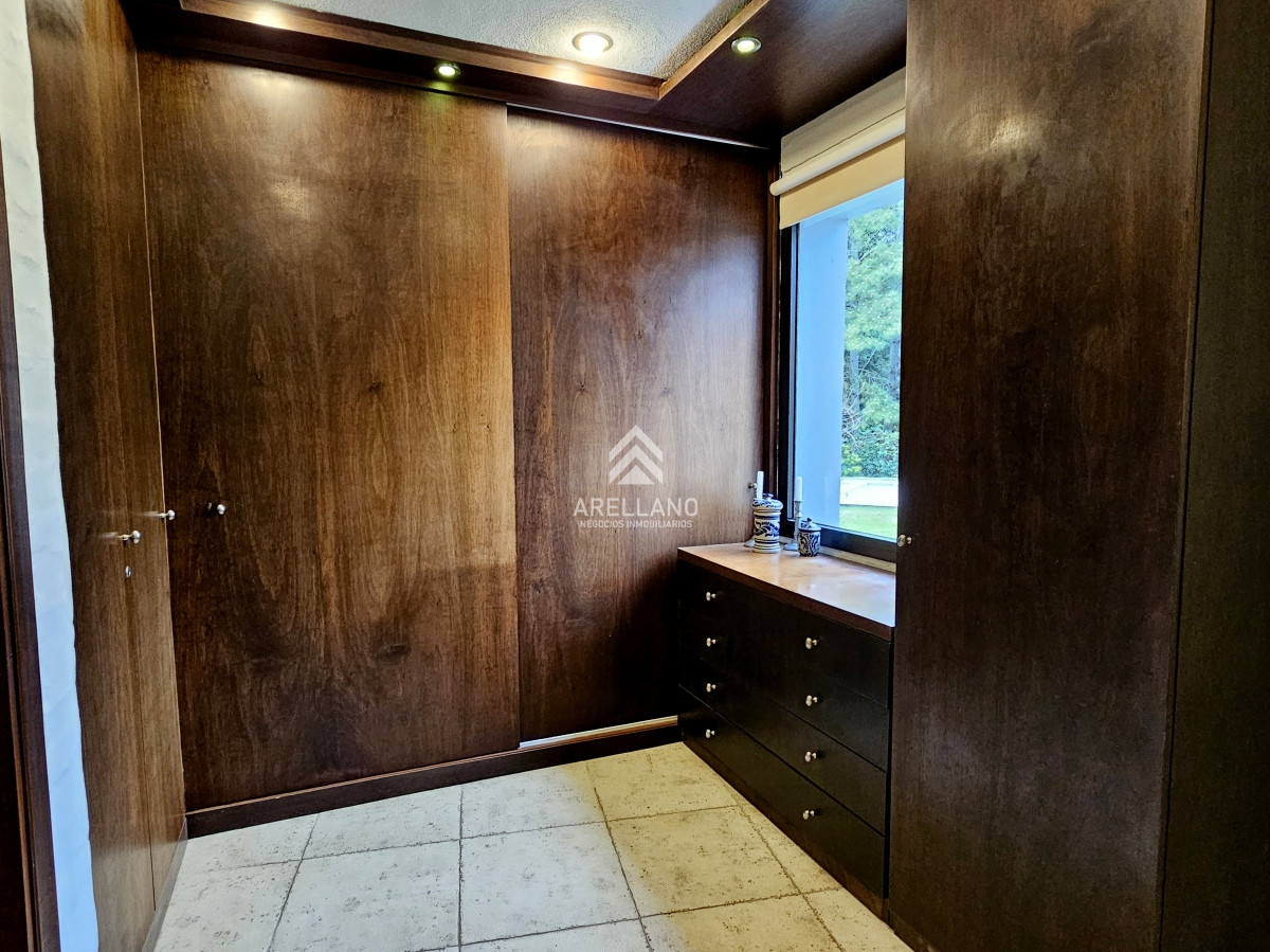 Casa ID.3843 - Se vende casa 5 dormitorios, con piscina en Rincon del Indio, playa Brava, Punta del Este.