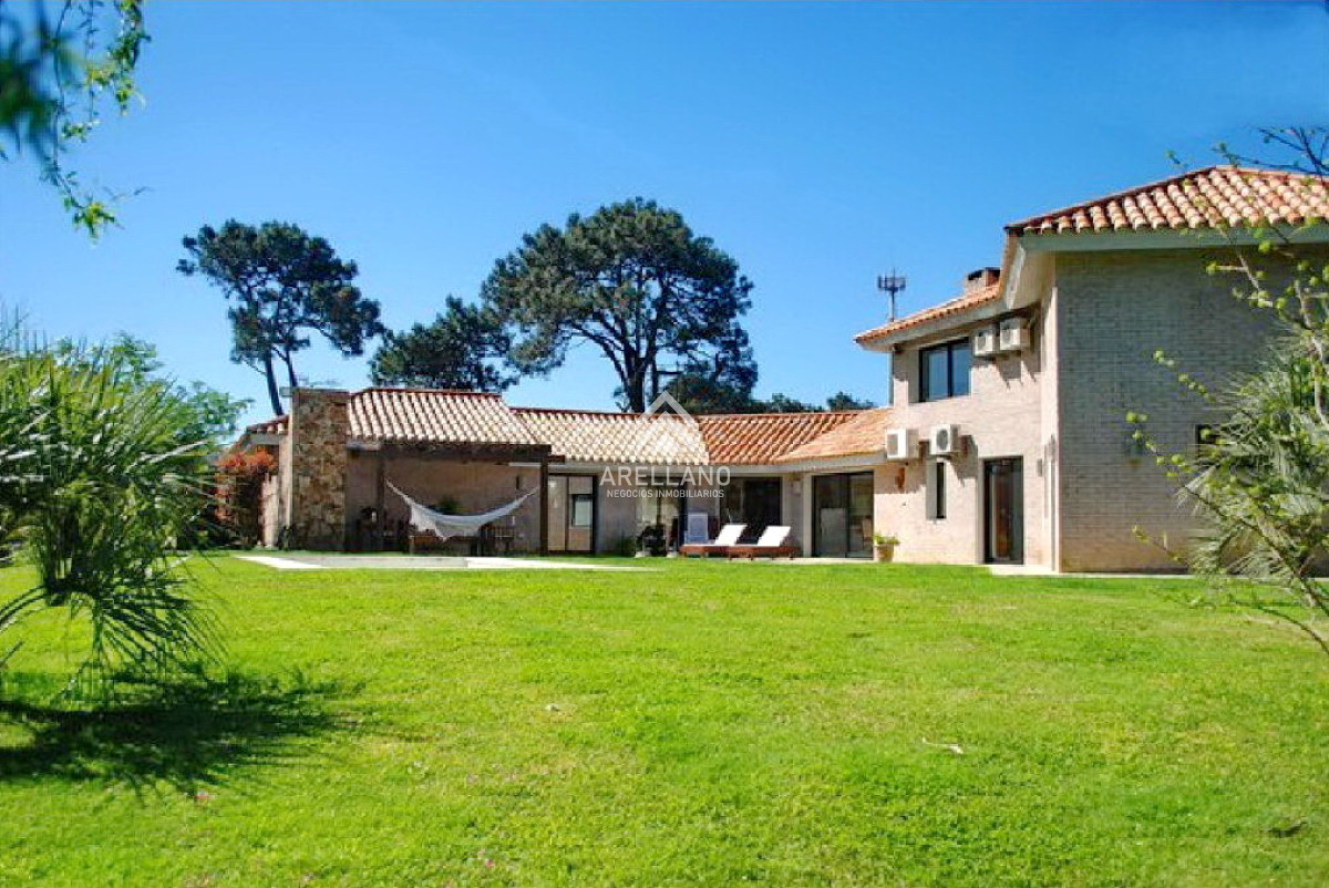 Casa ID.3843 - Se vende casa 5 dormitorios, con piscina en Rincon del Indio, playa Brava, Punta del Este.