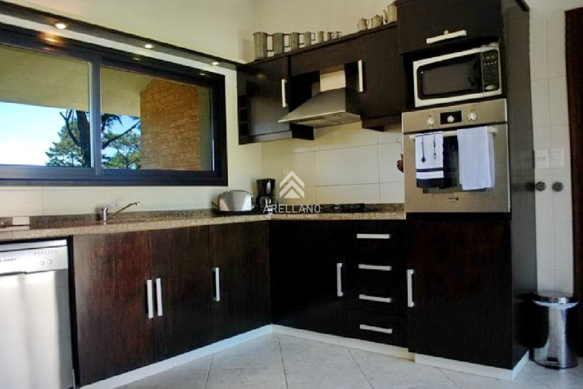 Casa ID.3843 - Se vende casa 5 dormitorios, con piscina en Rincon del Indio, playa Brava, Punta del Este.