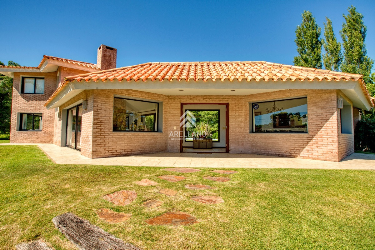 Casa ID.3843 - Se vende casa 5 dormitorios, con piscina en Rincon del Indio, playa Brava, Punta del Este.