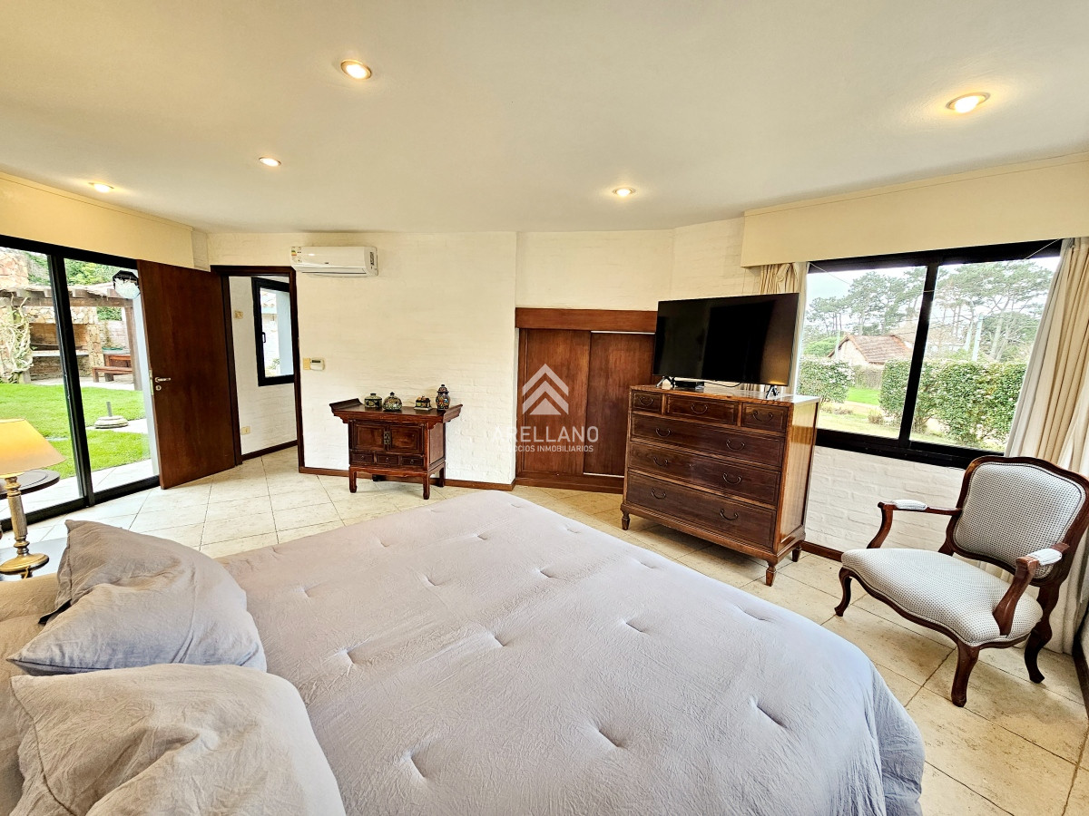 Casa ID.3843 - Se vende casa 5 dormitorios, con piscina en Rincon del Indio, playa Brava, Punta del Este.