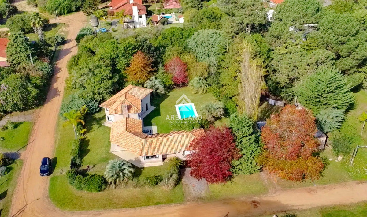 Casa ID.3843 - Se vende casa 5 dormitorios, con piscina en Rincon del Indio, playa Brava, Punta del Este.