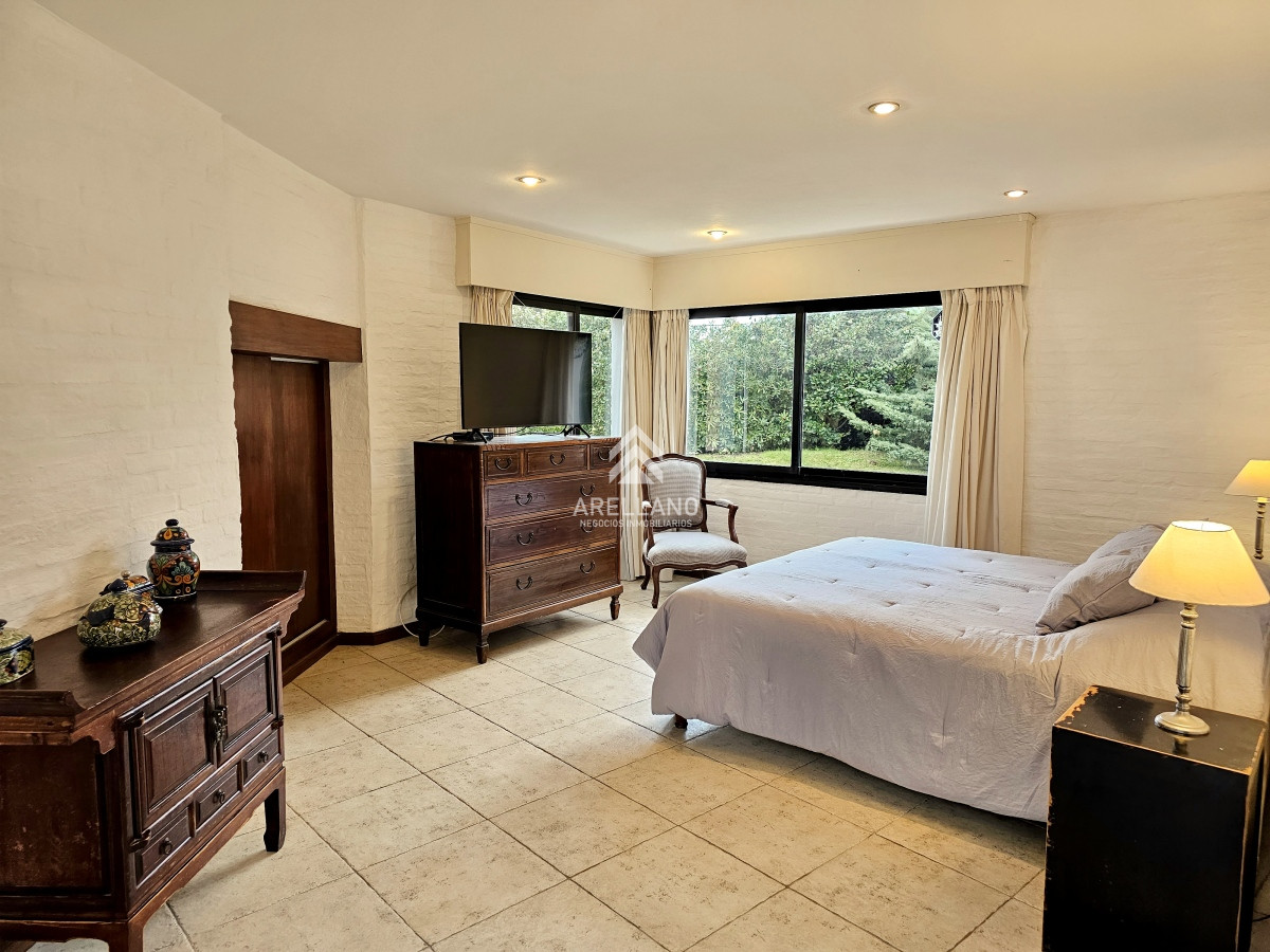 Casa ID.3843 - Se vende casa 5 dormitorios, con piscina en Rincon del Indio, playa Brava, Punta del Este.