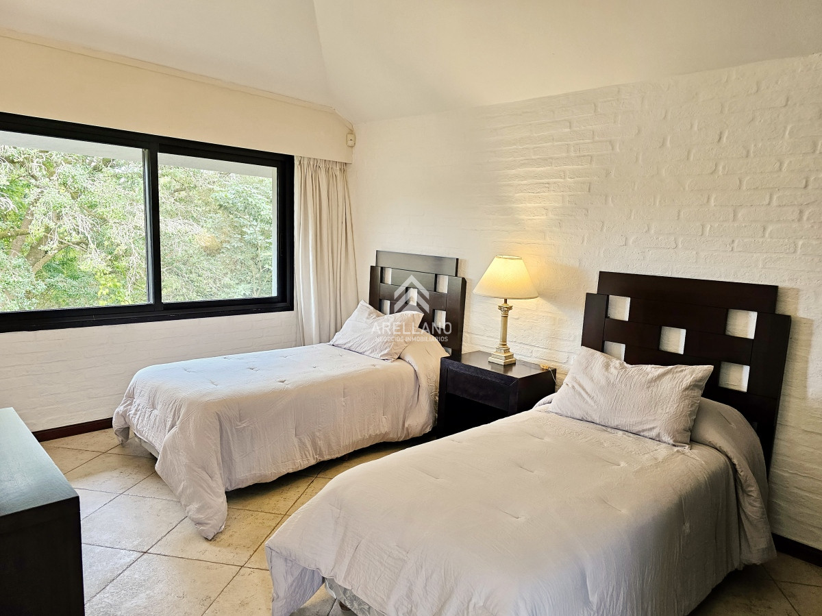 Casa ID.3843 - Se vende casa 5 dormitorios, con piscina en Rincon del Indio, playa Brava, Punta del Este.