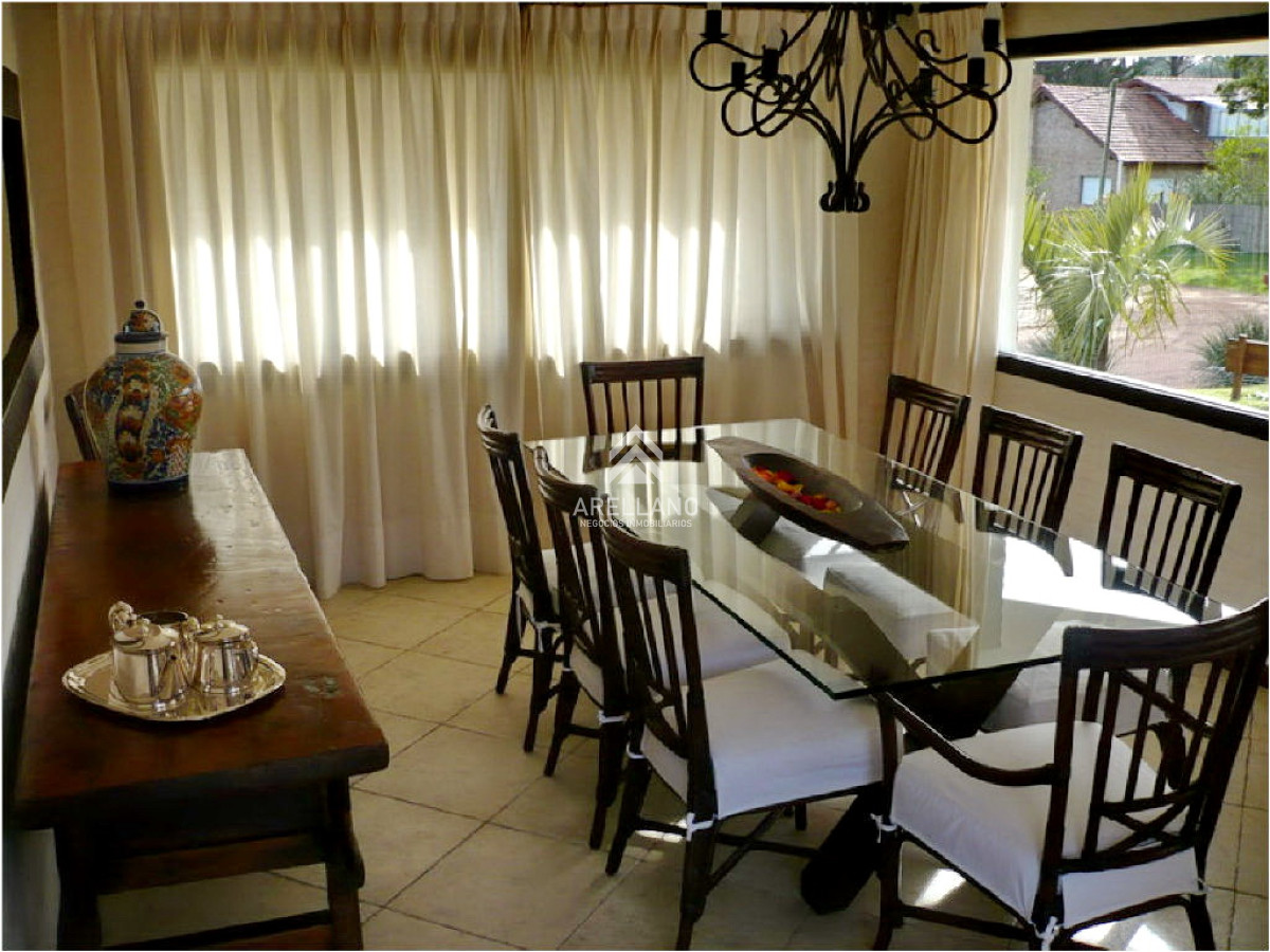 Casa ID.3843 - Se vende casa 5 dormitorios, con piscina en Rincon del Indio, playa Brava, Punta del Este.