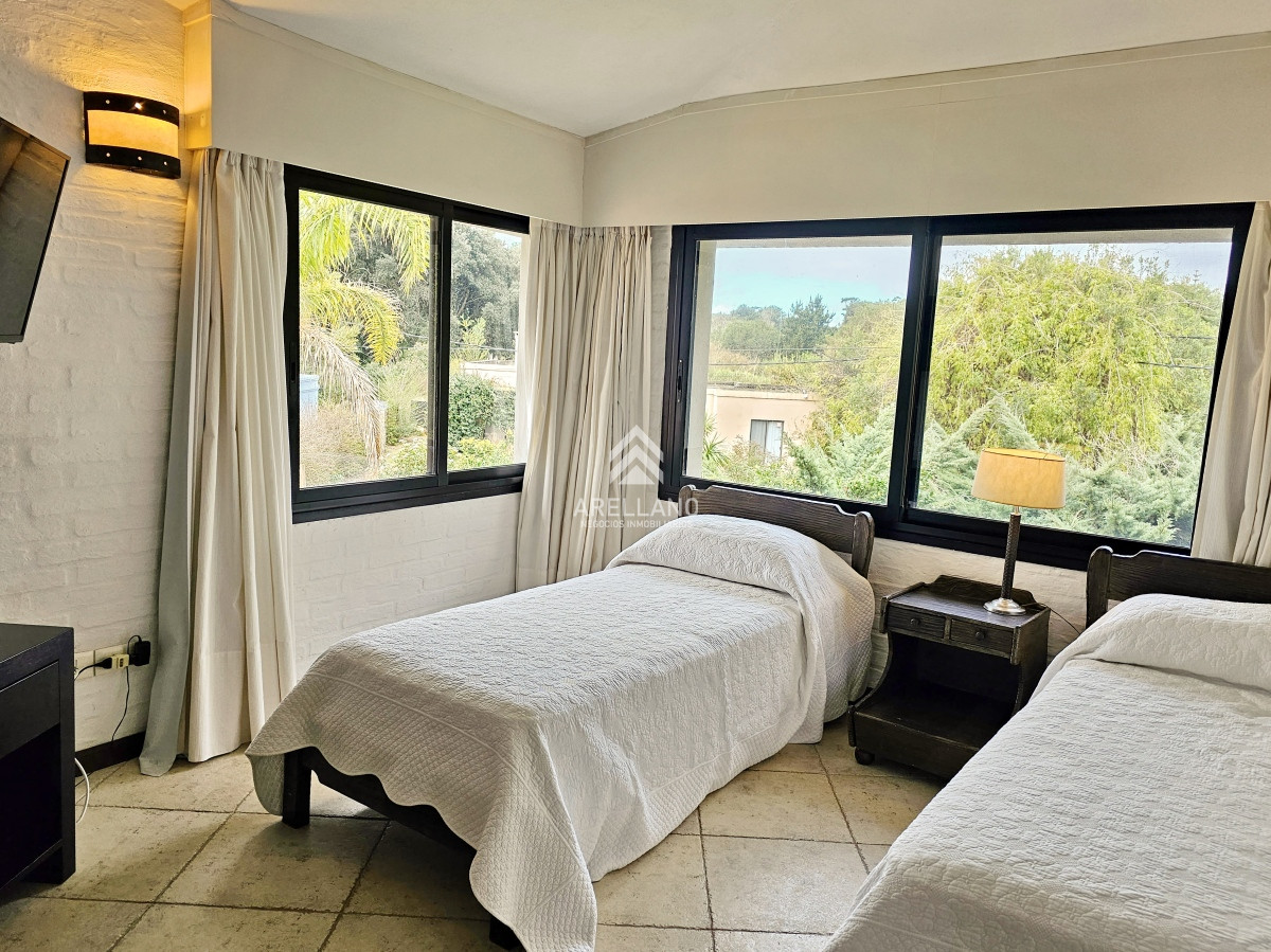 Casa ID.3843 - Se vende casa 5 dormitorios, con piscina en Rincon del Indio, playa Brava, Punta del Este.