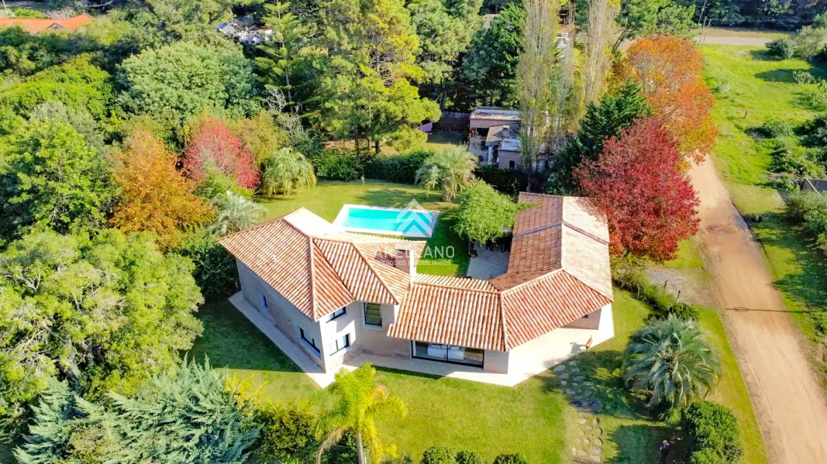 Casa ID.3843 - Se vende casa 5 dormitorios, con piscina en Rincon del Indio, playa Brava, Punta del Este.