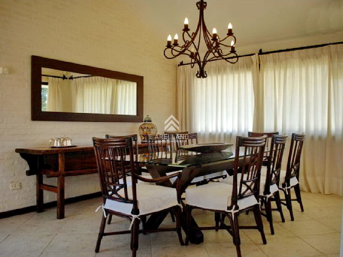 Casa ID.3843 - Se vende casa 5 dormitorios, con piscina en Rincon del Indio, playa Brava, Punta del Este.