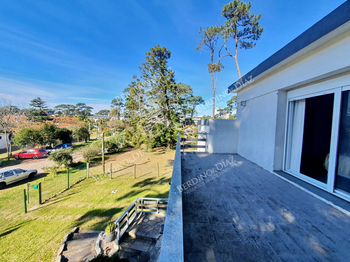 Casa ID.2892 - Vendo casa 4 dormitorios en zona Shopping, Lugano, Punta del Este