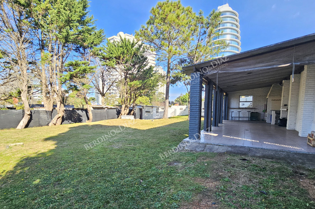 Casa ID.2892 - Vendo casa 4 dormitorios en zona Shopping, Lugano, Punta del Este