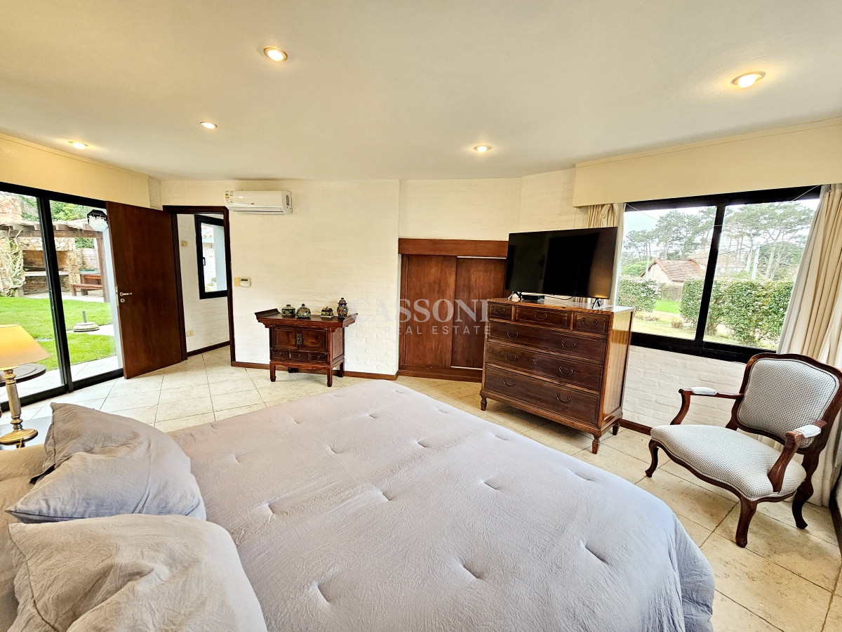 Casa ID.2899 - Se vende casa 5 dormitorios, con piscina en Rincon del Indio, playa Brava, Punta del Este.