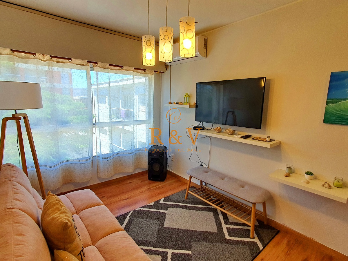 En venta apartamento 2 dormitorios con parrillero y garaje en Península, Punta del Este