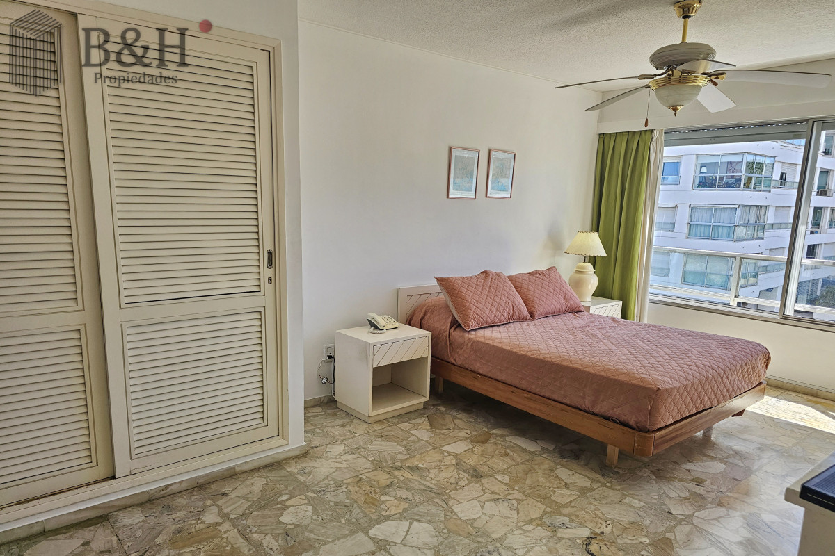 Apartamento ID.7903 - Vendo apartamento 2,5 dormitorios en playa mansa, complejo Lincoln Center, Punta del Este.