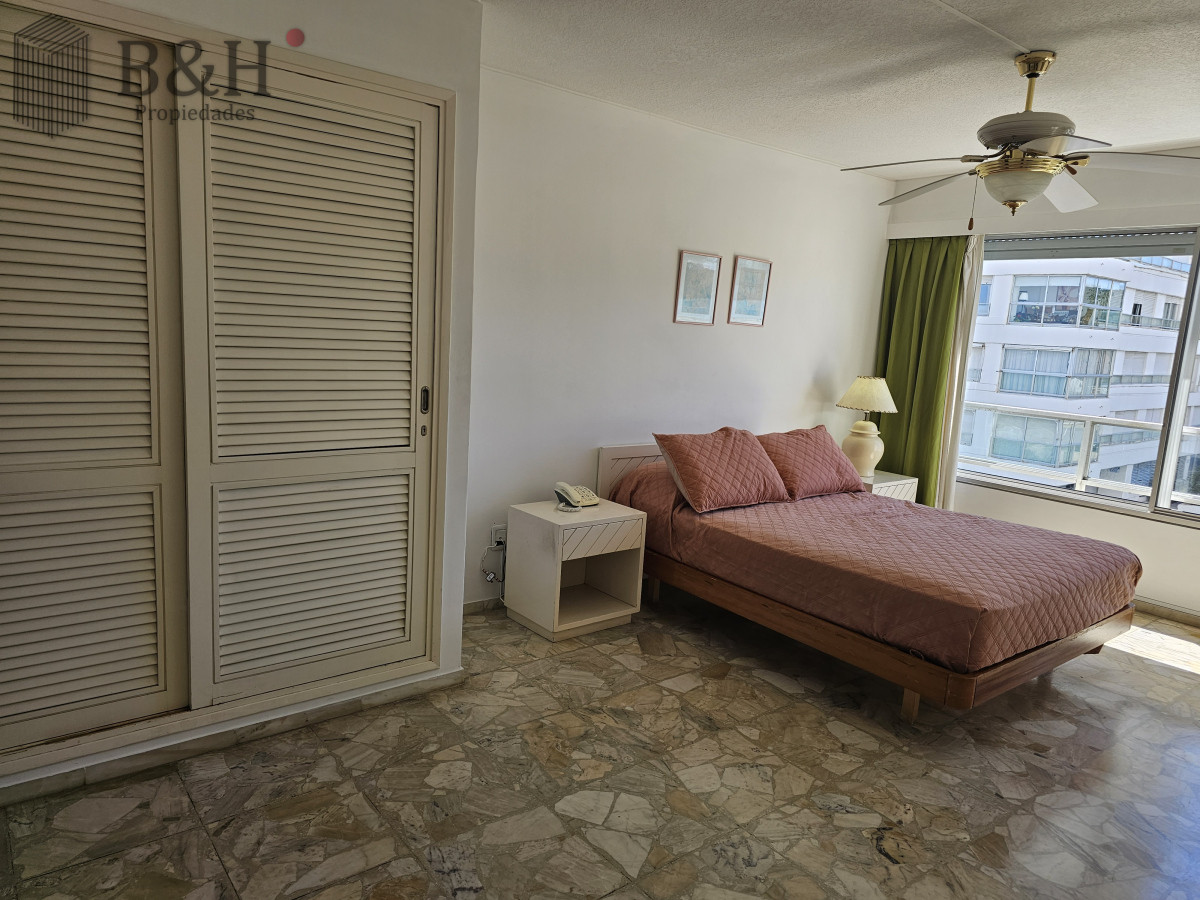 Apartamento ID.7903 - Vendo apartamento 2,5 dormitorios en playa mansa, complejo Lincoln Center, Punta del Este.