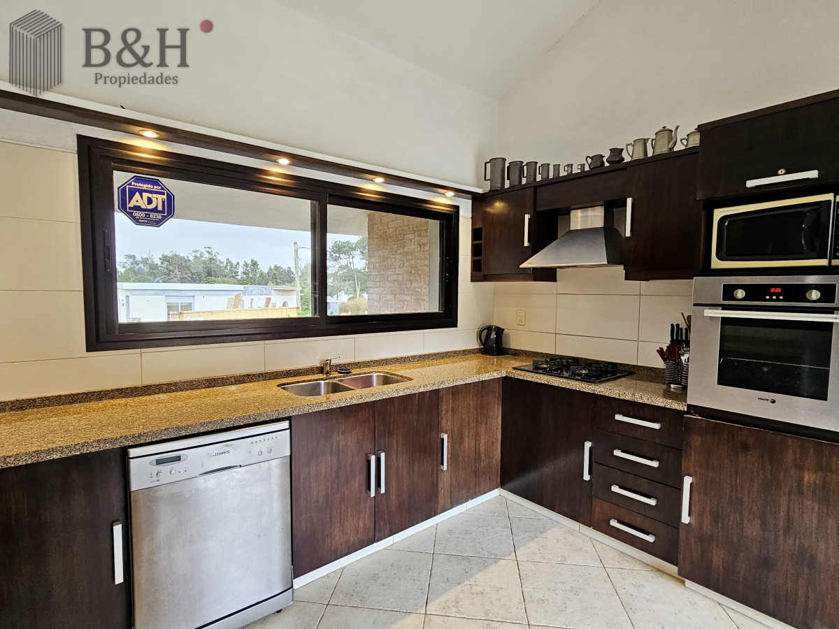 Casa ID.3209 - Se vende casa 5 dormitorios, con piscina en Rincon del Indio, playa Brava, Punta del Este.