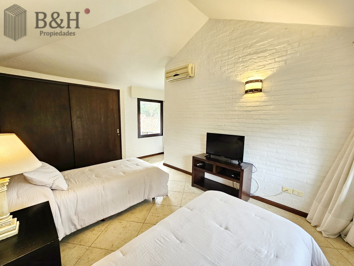 Casa ID.3209 - Se vende casa 5 dormitorios, con piscina en Rincon del Indio, playa Brava, Punta del Este.
