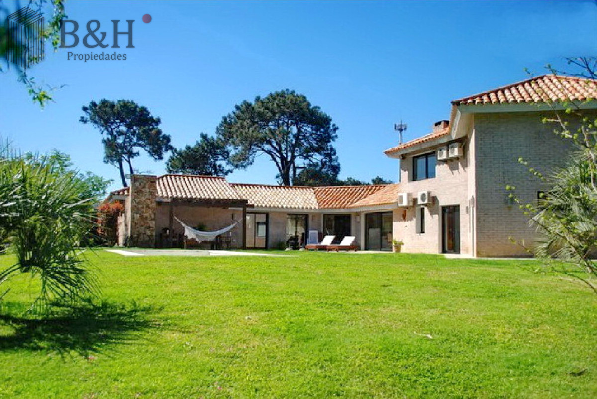 Casa ID.3209 - Se vende casa 5 dormitorios, con piscina en Rincon del Indio, playa Brava, Punta del Este.