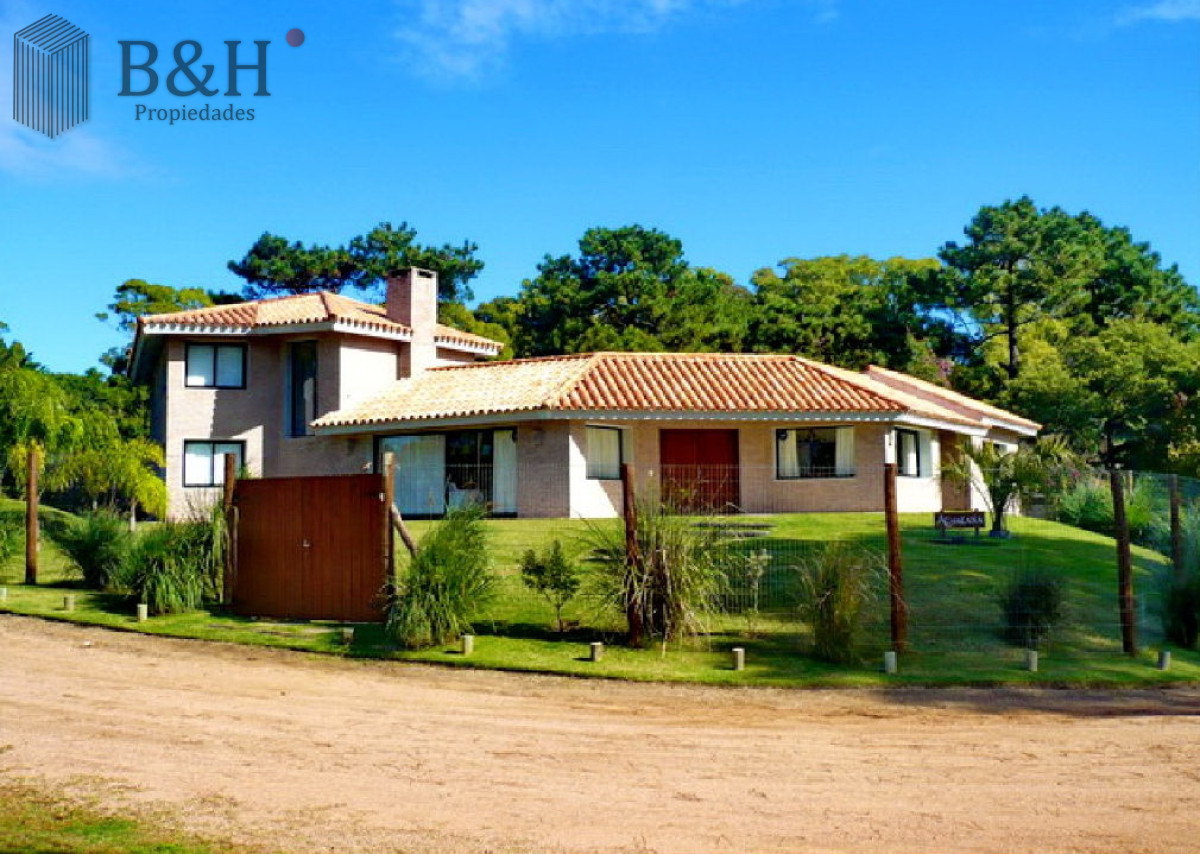 Casa ID.3209 - Se vende casa 5 dormitorios, con piscina en Rincon del Indio, playa Brava, Punta del Este.