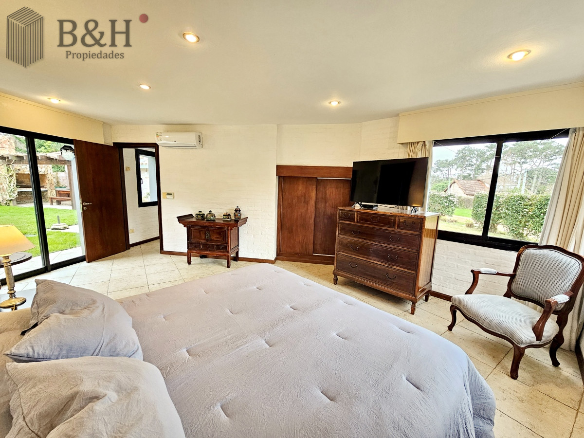 Casa ID.3209 - Se vende casa 5 dormitorios, con piscina en Rincon del Indio, playa Brava, Punta del Este.