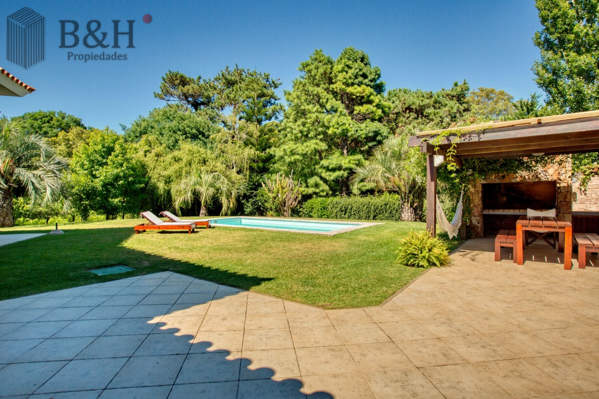 Casa ID.3209 - Se vende casa 5 dormitorios, con piscina en Rincon del Indio, playa Brava, Punta del Este.