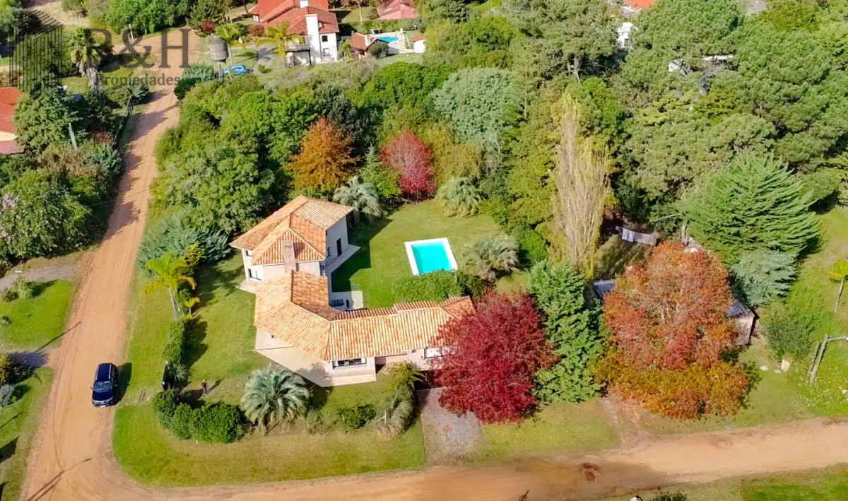 Casa ID.3209 - Se vende casa 5 dormitorios, con piscina en Rincon del Indio, playa Brava, Punta del Este.