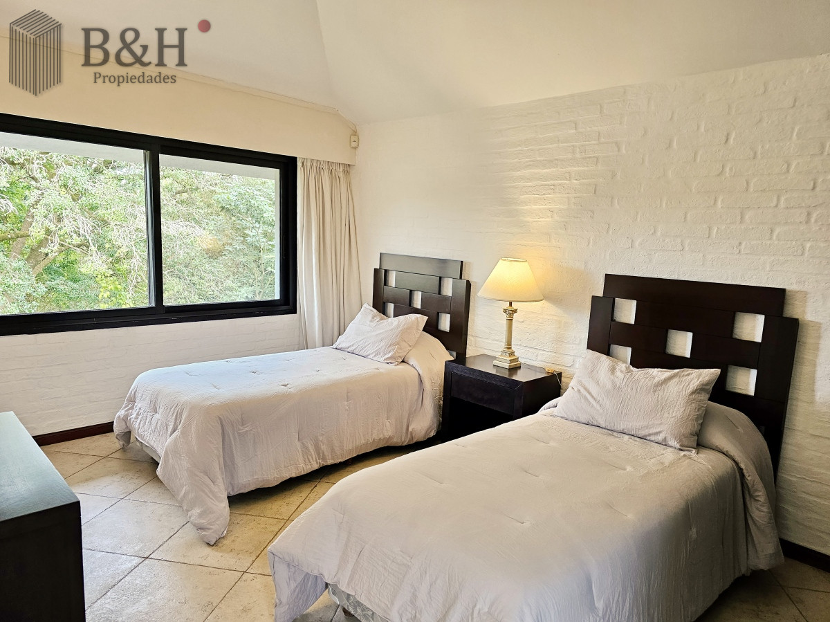 Casa ID.3209 - Se vende casa 5 dormitorios, con piscina en Rincon del Indio, playa Brava, Punta del Este.