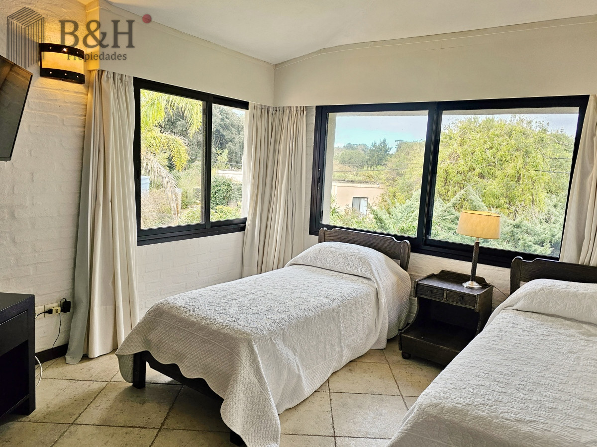 Casa ID.3209 - Se vende casa 5 dormitorios, con piscina en Rincon del Indio, playa Brava, Punta del Este.