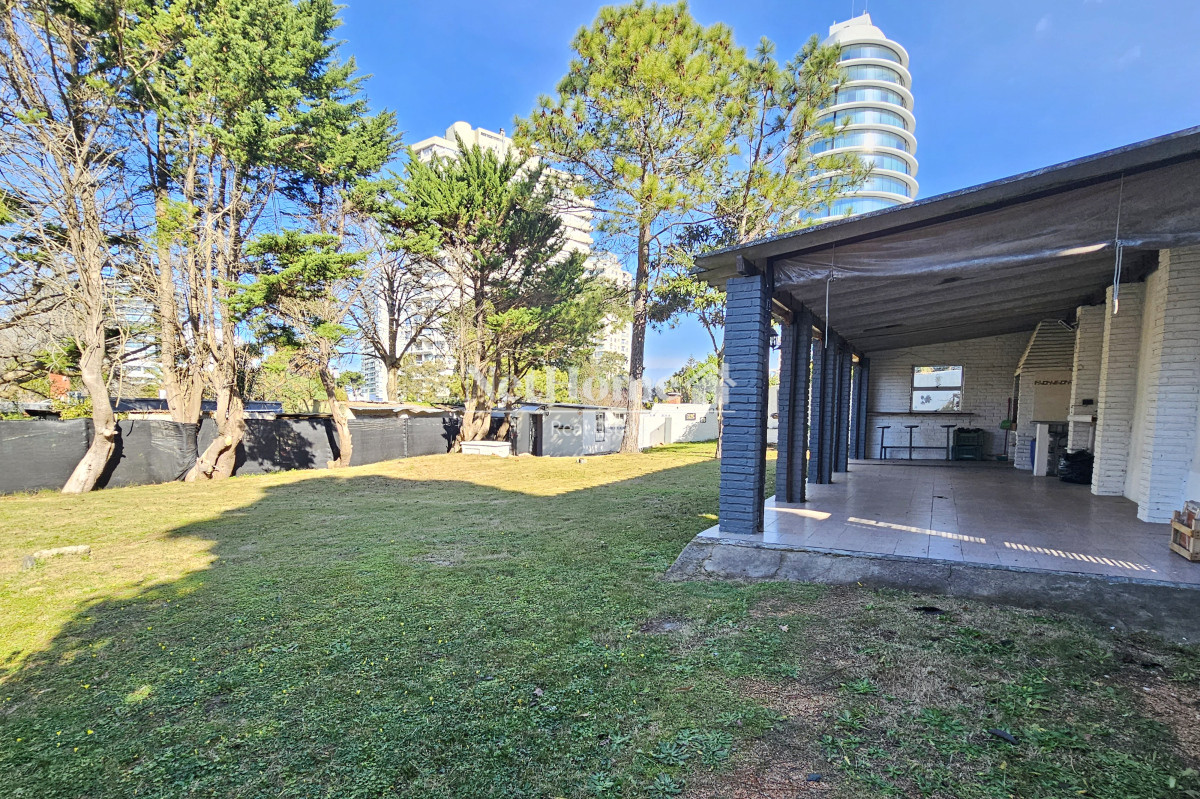 Casa ID.520 - Vendo casa 4 dormitorios en zona Shopping, Punta del Este