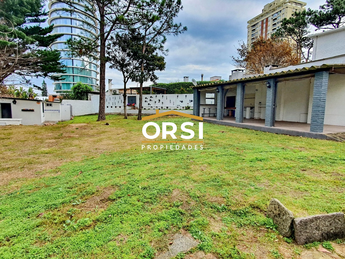 Casa ID.214 - Vendo casa 4 dormitorios en zona Shopping, Lugano, Punta del Este