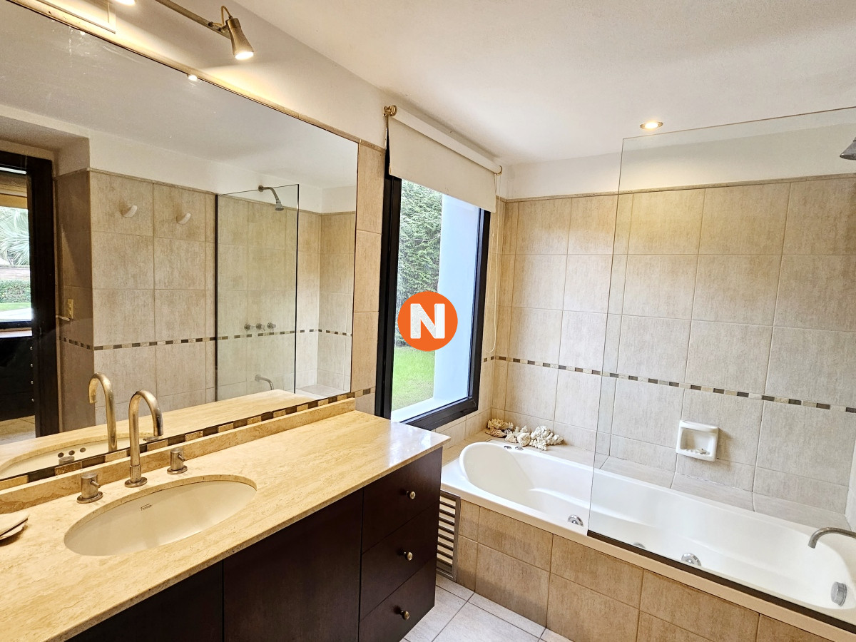 Casa Ref.222808 - Se vende casa 5 dormitorios, con piscina en Rincon del Indio, playa Brava, Punta del Este.
