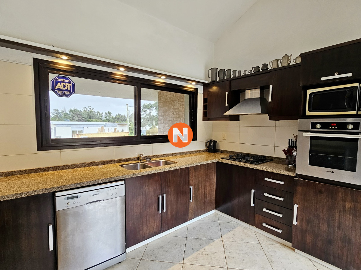 Casa Ref.222808 - Se vende casa 5 dormitorios, con piscina en Rincon del Indio, playa Brava, Punta del Este.