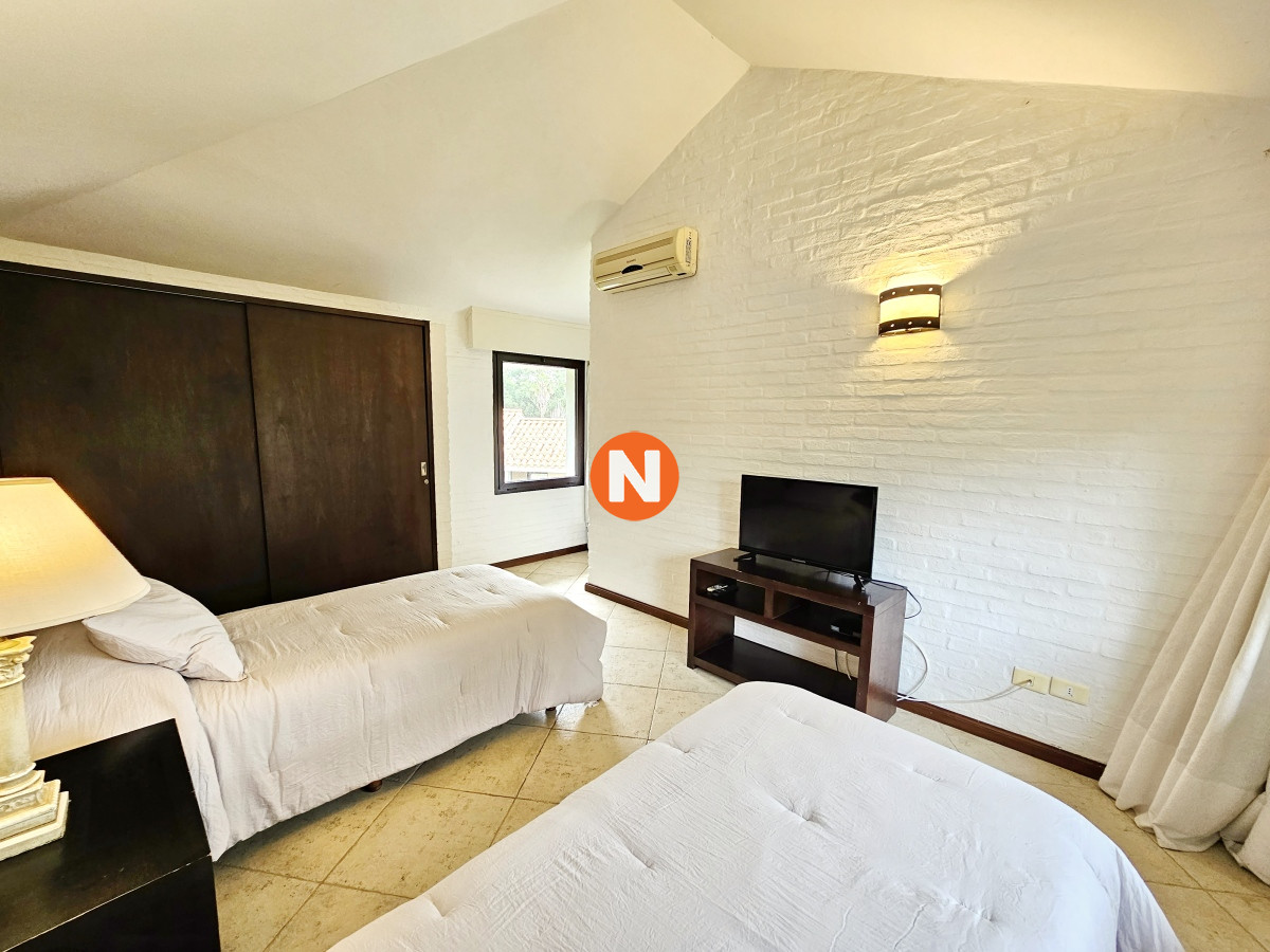 Casa Ref.222808 - Se vende casa 5 dormitorios, con piscina en Rincon del Indio, playa Brava, Punta del Este.