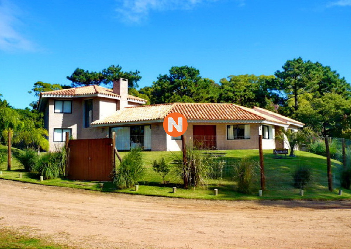 Casa Ref.222808 - Se vende casa 5 dormitorios, con piscina en Rincon del Indio, playa Brava, Punta del Este.