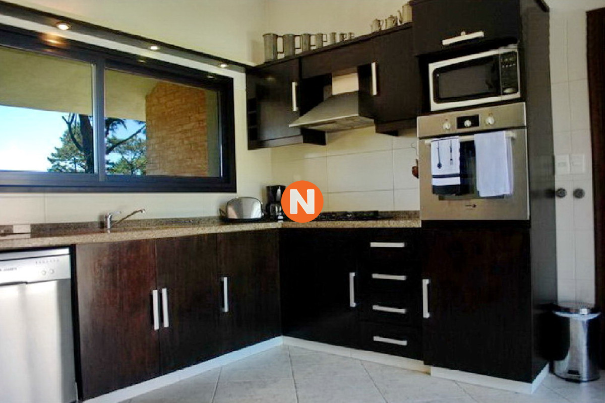 Casa Ref.222808 - Se vende casa 5 dormitorios, con piscina en Rincon del Indio, playa Brava, Punta del Este.