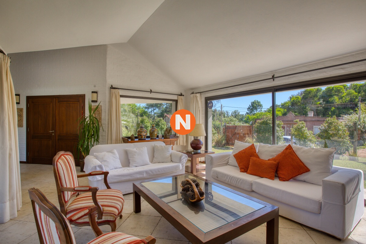 Casa Ref.222808 - Se vende casa 5 dormitorios, con piscina en Rincon del Indio, playa Brava, Punta del Este.