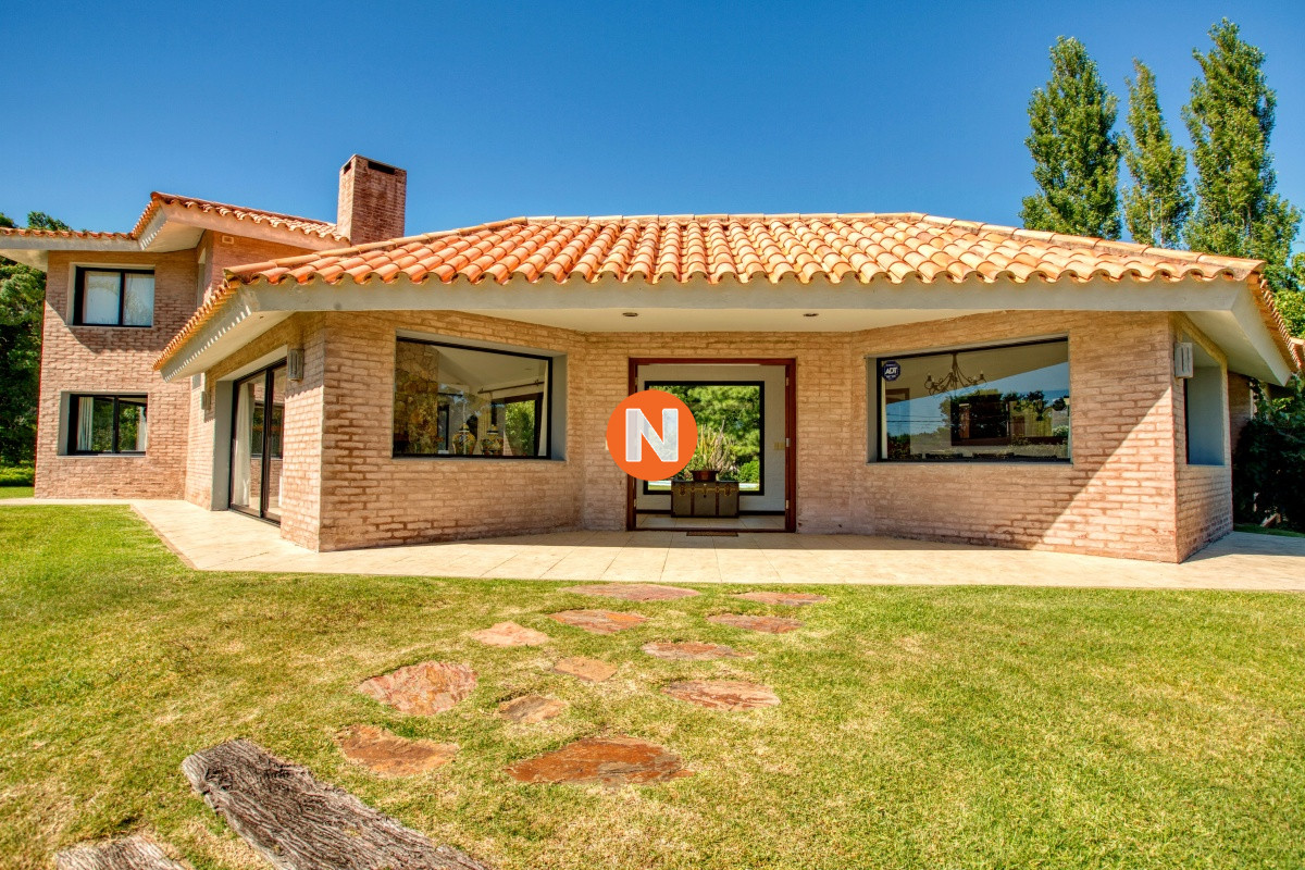 Casa Ref.222808 - Se vende casa 5 dormitorios, con piscina en Rincon del Indio, playa Brava, Punta del Este.