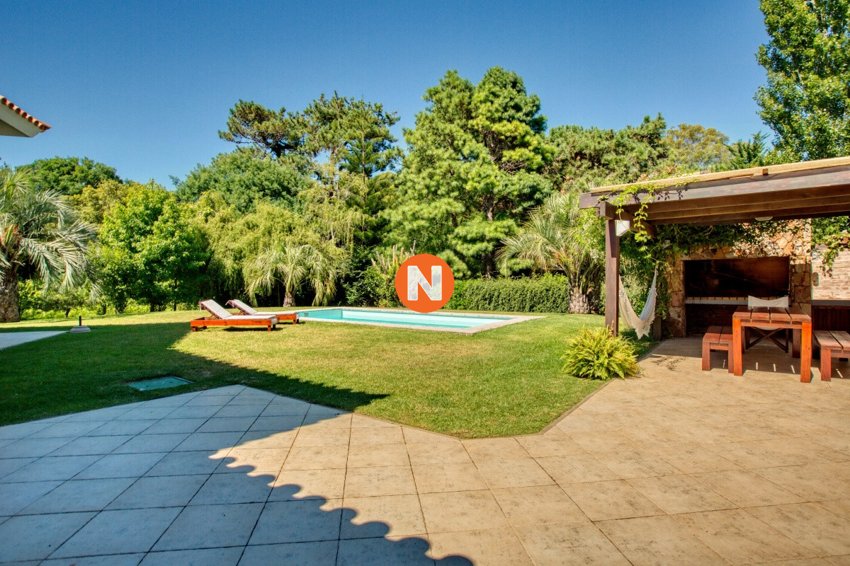 Casa Ref.222808 - Se vende casa 5 dormitorios, con piscina en Rincon del Indio, playa Brava, Punta del Este.