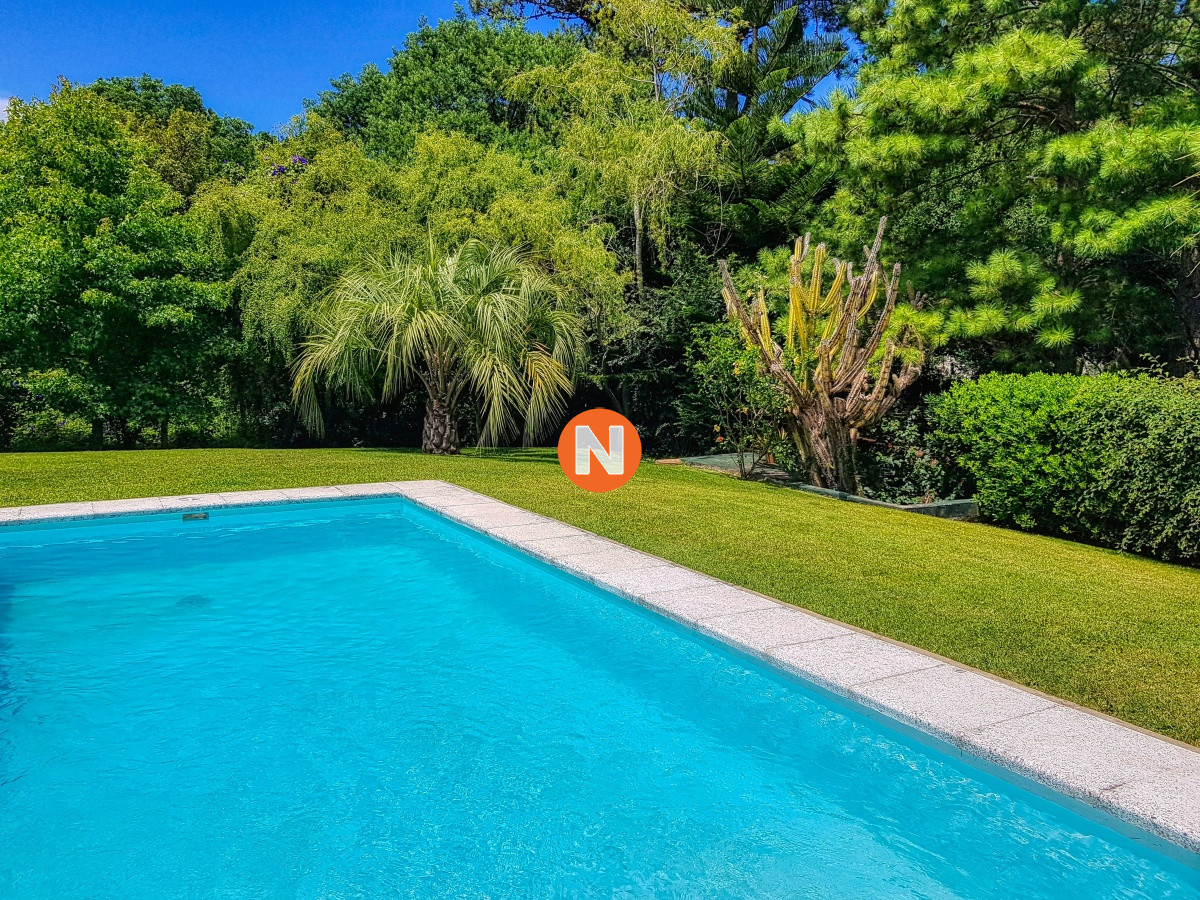 Casa Ref.222808 - Se vende casa 5 dormitorios, con piscina en Rincon del Indio, playa Brava, Punta del Este.