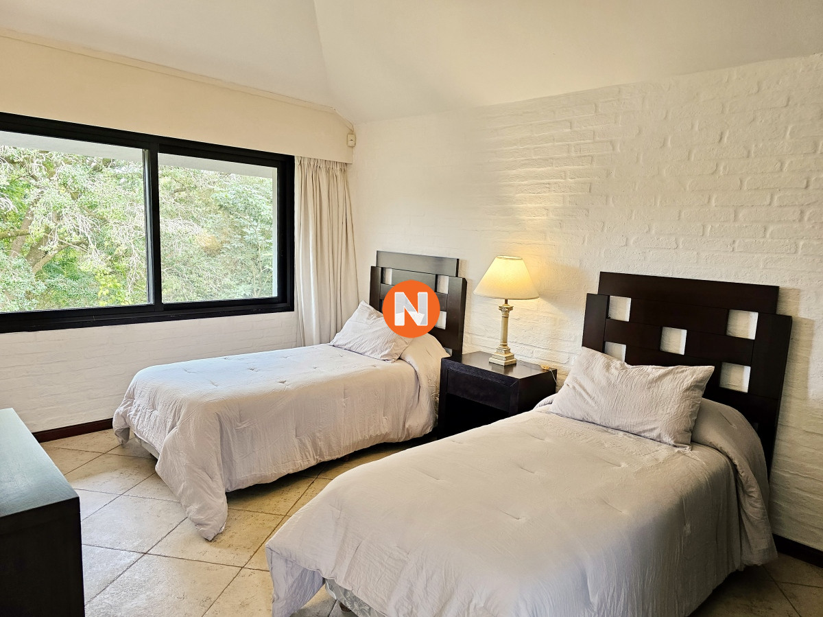 Casa Ref.222808 - Se vende casa 5 dormitorios, con piscina en Rincon del Indio, playa Brava, Punta del Este.