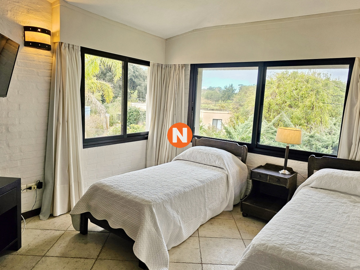 Casa Ref.222808 - Se vende casa 5 dormitorios, con piscina en Rincon del Indio, playa Brava, Punta del Este.
