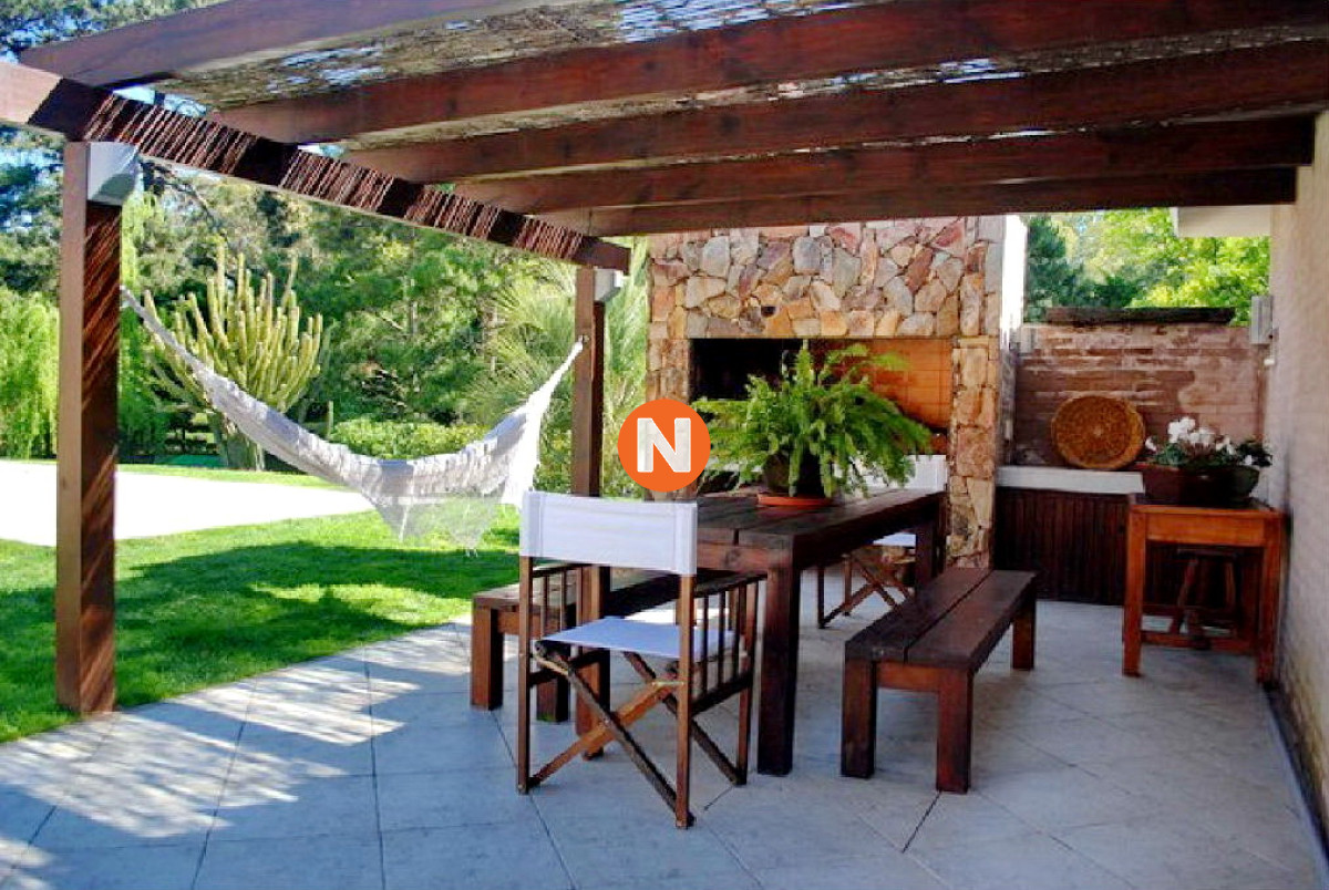 Casa Ref.222808 - Se vende casa 5 dormitorios, con piscina en Rincon del Indio, playa Brava, Punta del Este.