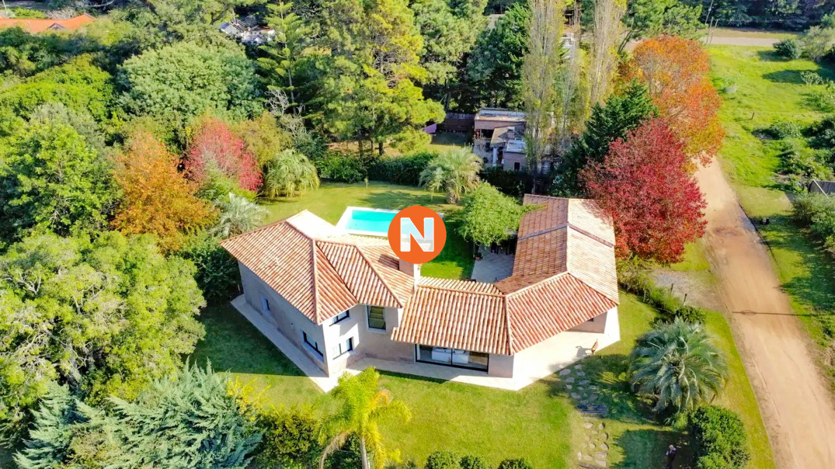 Casa Ref.222808 - Se vende casa 5 dormitorios, con piscina en Rincon del Indio, playa Brava, Punta del Este.