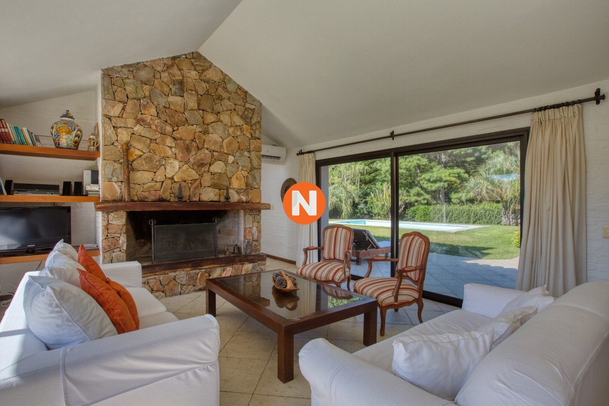 Casa Ref.222808 - Se vende casa 5 dormitorios, con piscina en Rincon del Indio, playa Brava, Punta del Este.