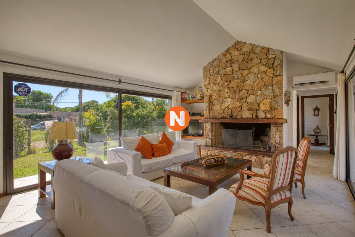 Casa Ref.222808 - Se vende casa 5 dormitorios, con piscina en Rincon del Indio, playa Brava, Punta del Este.