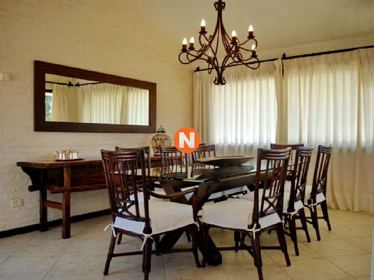 Casa Ref.222808 - Se vende casa 5 dormitorios, con piscina en Rincon del Indio, playa Brava, Punta del Este.
