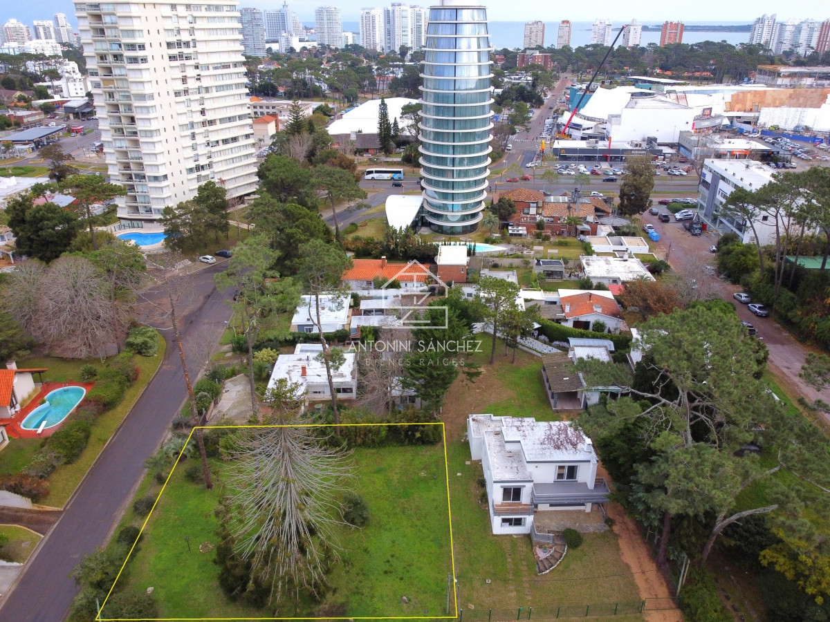 Terreno ID.1491 - Se vende terreno esquinero zona shopping, Lugano, Punta del Este