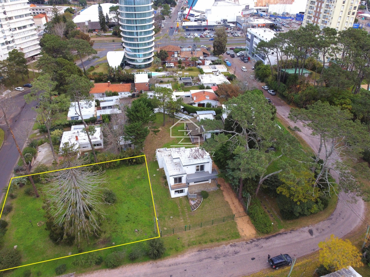 Terreno ID.1491 - Se vende terreno esquinero zona shopping, Lugano, Punta del Este