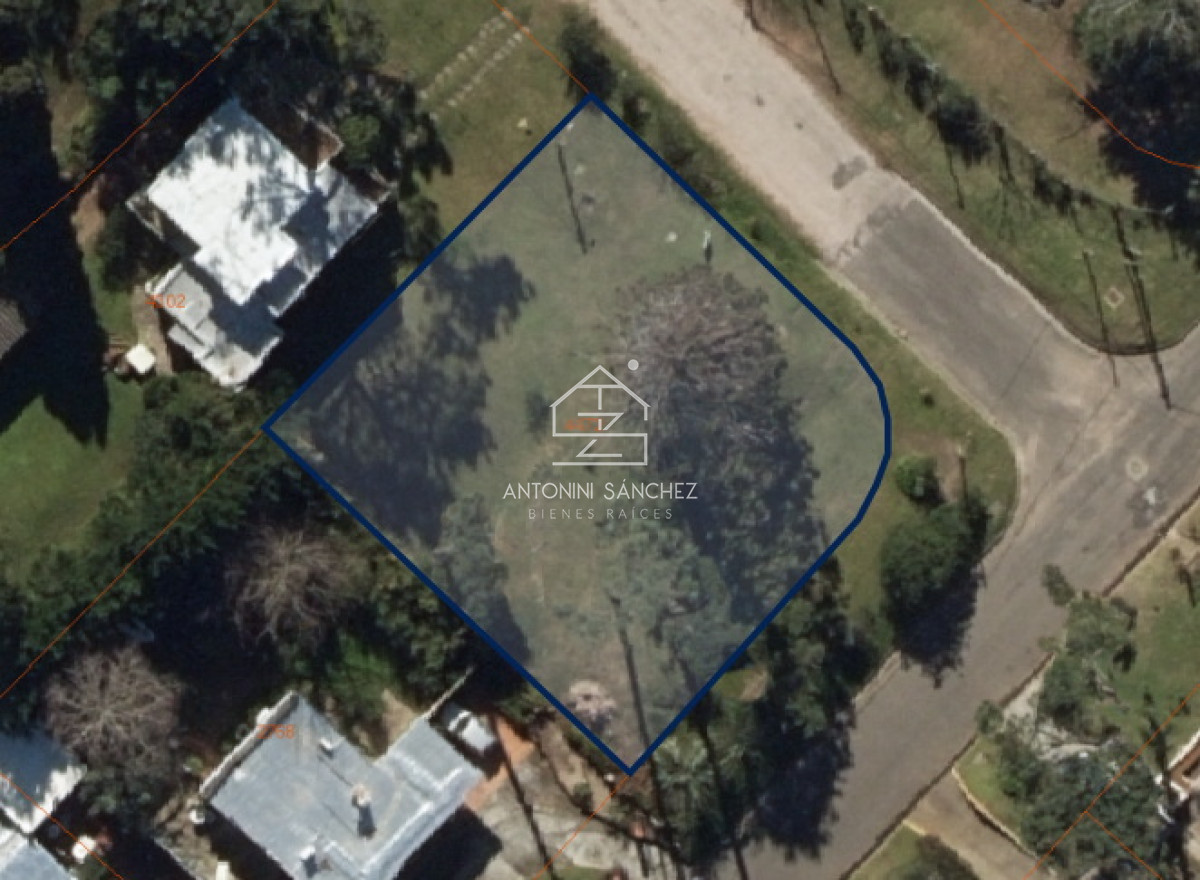 Terreno ID.1491 - Se vende terreno esquinero zona shopping, Lugano, Punta del Este
