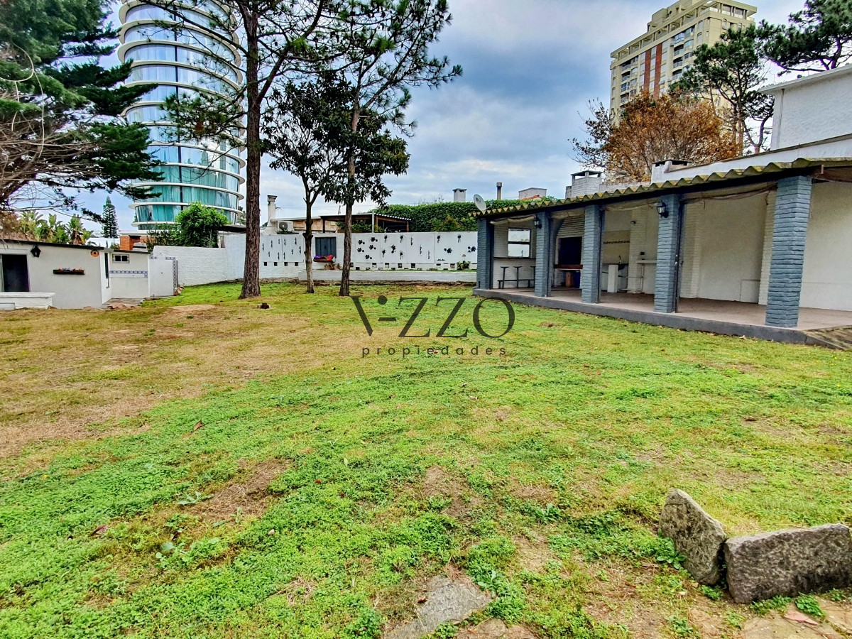 Casa ID.580/Vendo-casa-4-dormitorios-en-zona-Shopping,-Punta-del-Este - Vendo casa 4 dormitorios en zona Shopping, Punta del Este
