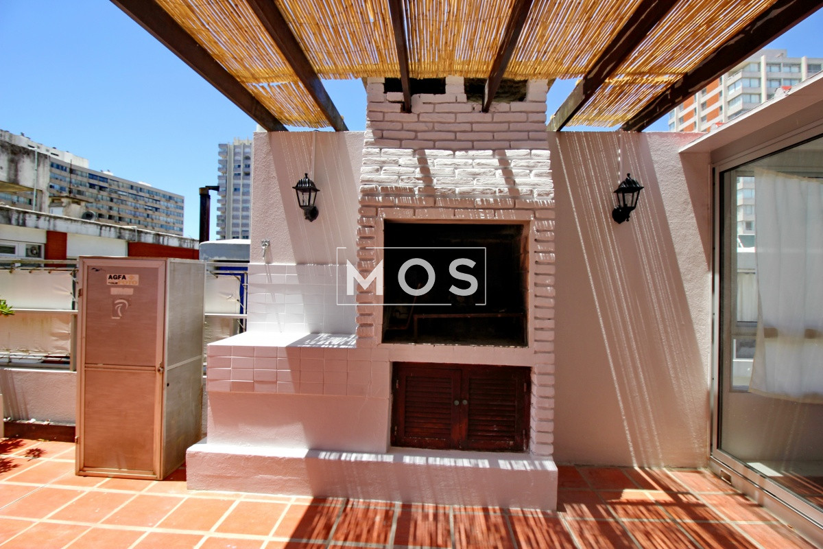 Apartamento ID.2862 - En venta apartamento 2 dormitorios con parrillero y garaje en Península, Punta del Este